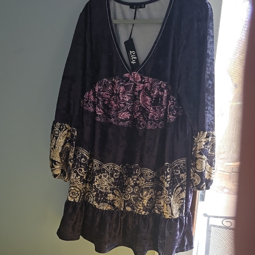 Elegant Black and Purple Tunic with Gold Detailing